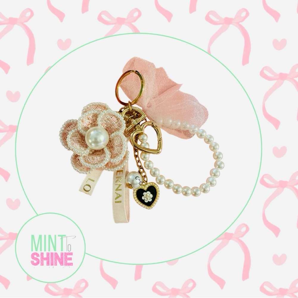 🎀Pink Flower - Heart - Pearlike Keychain 🎀 - Picture 1 of 2